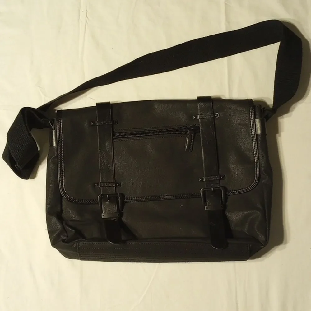 Kenneth Cole Reaction Messenger Bag